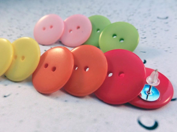 Knöpfe Ohrstecker Button Kunststoff rot grün gelb